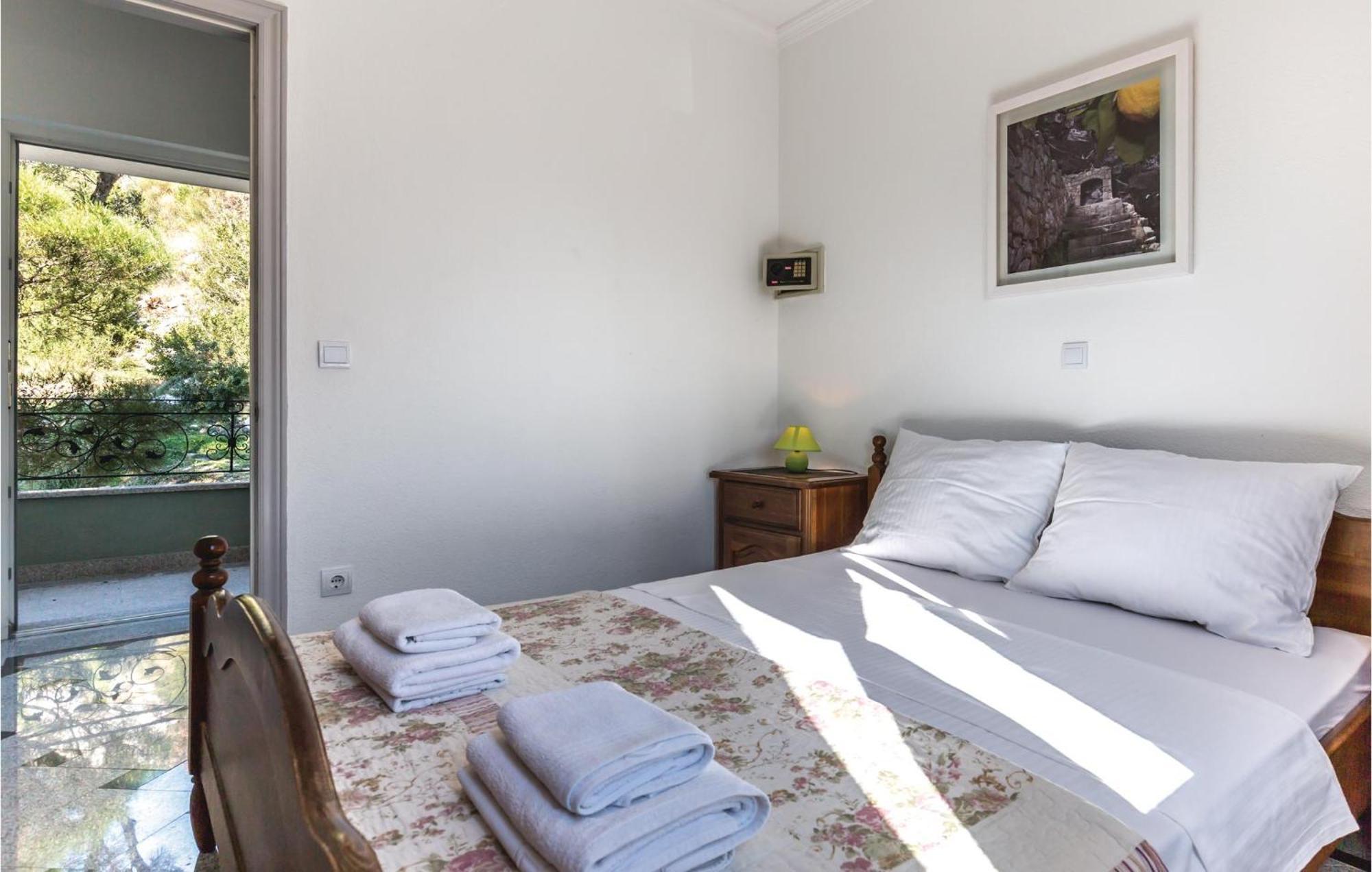 Amazing Apartment In Makarska With House Sea View Exterior photo