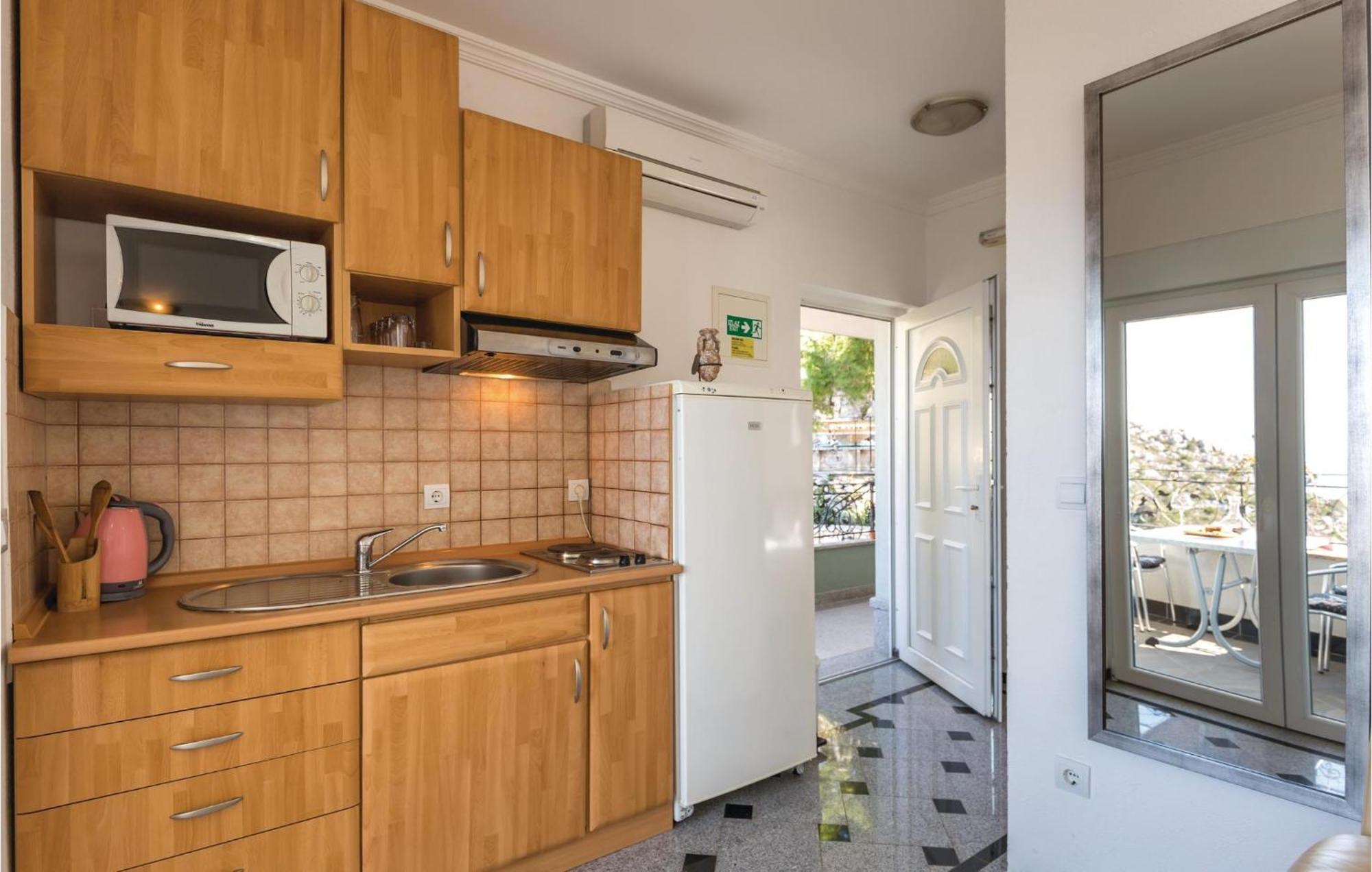 Amazing Apartment In Makarska With House Sea View Exterior photo